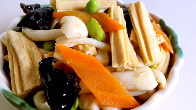 五彩腐竹,盛出,即可享用
成品:毛豆香糯、白玉菇鲜嫩
腐竹味美,木耳脆口,是一道简单美味又营养的素菜
喜欢的亲,不妨尝试一下吧😊