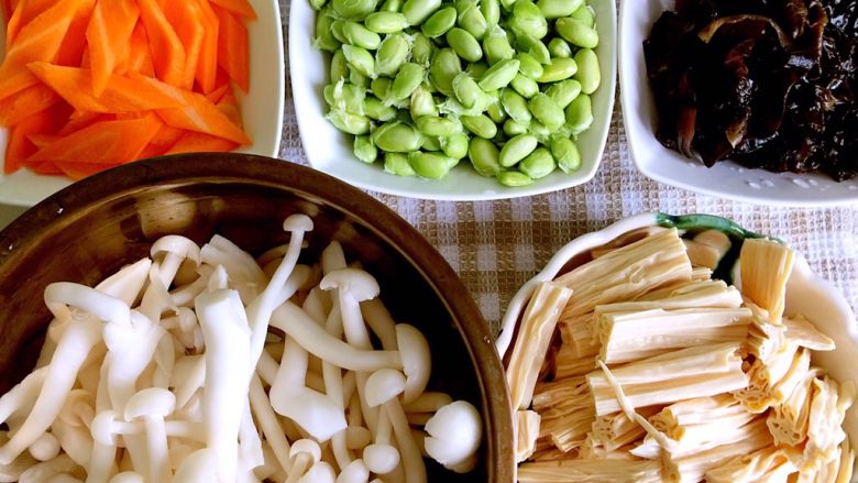 五彩腐竹,材料全部清洗,切好,准备妥当