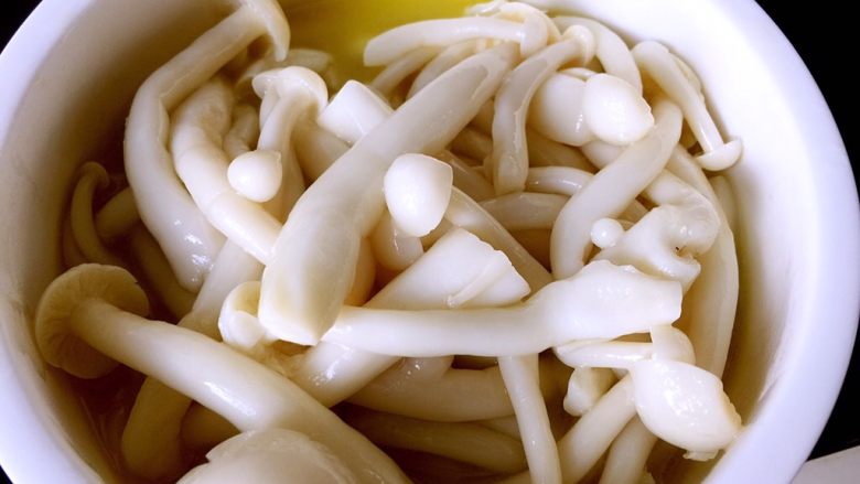 五彩腐竹,关火,盛出白玉菇,备用