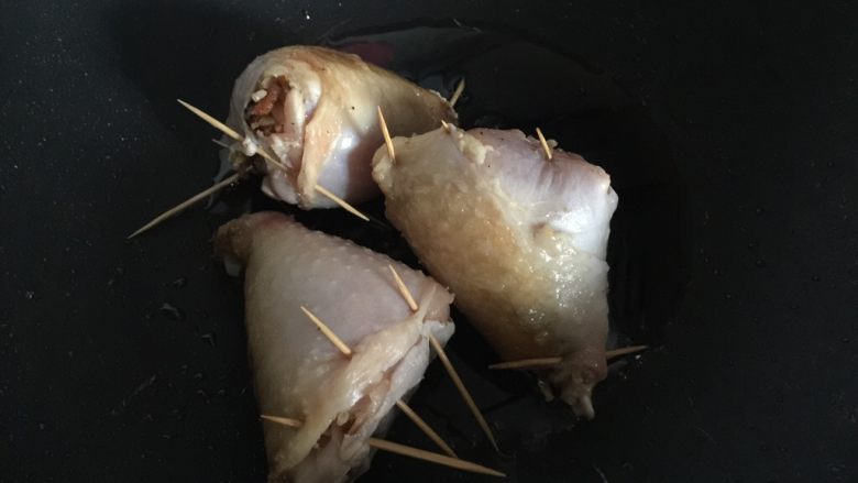 鸡腿包饭,翻面煎,煎至变色表皮金黄即可