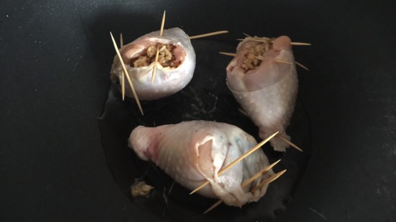 鸡腿包饭,锅里加入适量油放入鸡腿稍微煎一下,可以固定形状