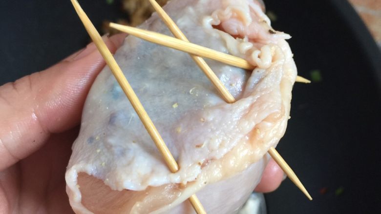 鸡腿包饭,尽可能的塞入,塞得鼓鼓的即可,然后封口处用牙签固定