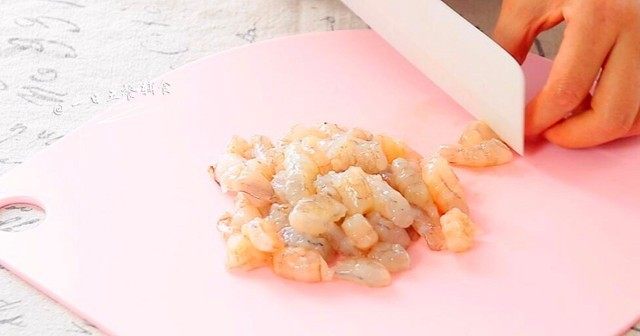 鲜虾油麦菜丸子,虾去虾线,虾头。