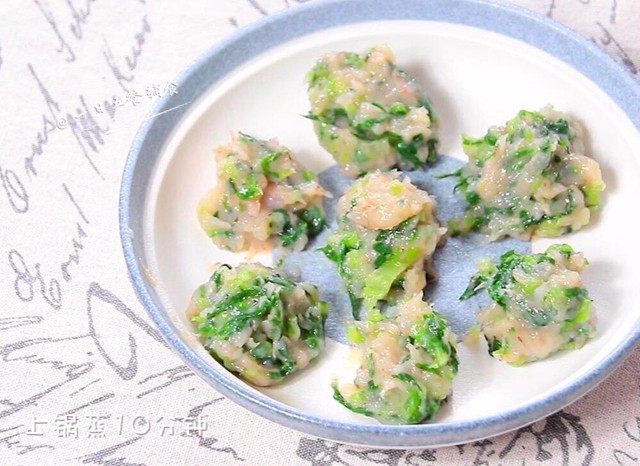 鲜虾油麦菜丸子,勺子挖在碗中尽量团的圆一点,不需要上手,上锅蒸10分钟。