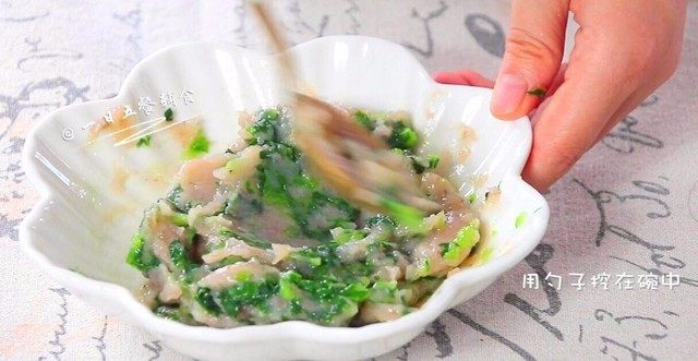 鲜虾油麦菜丸子,虾泥和油麦菜碎拌在一起,拌均匀。