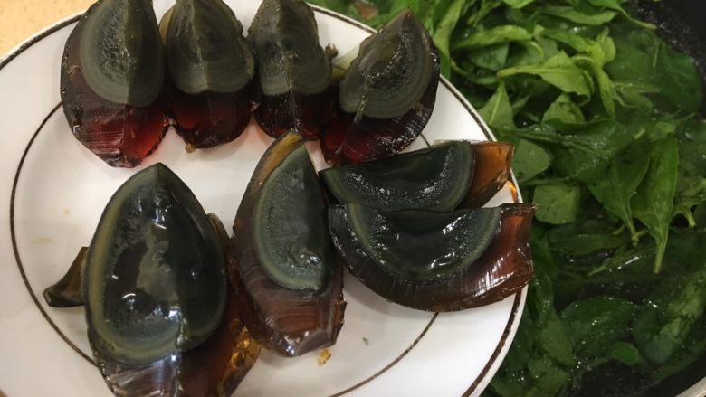 枸杞猪肝皮蛋瘦肉汤(清肝明目,倒入皮蛋,皮蛋生吃都可以的,所以不要煮那么久
