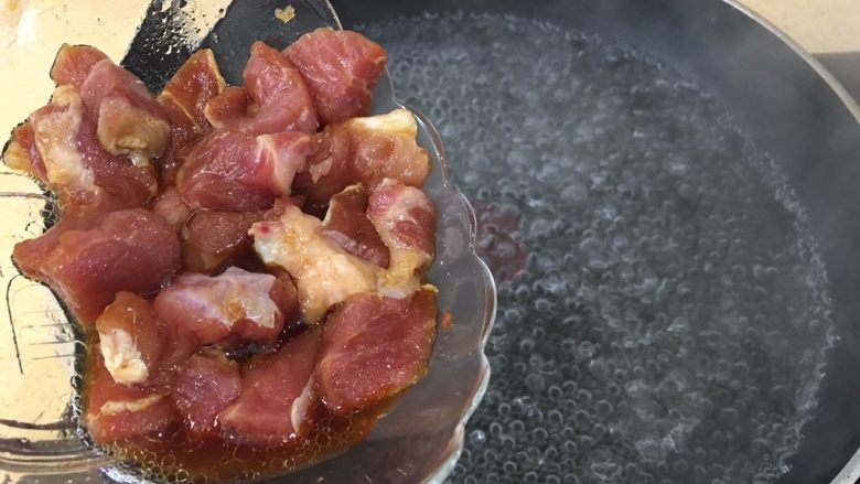 枸杞猪肝皮蛋瘦肉汤(清肝明目,下肉,(我酱油没倒下去