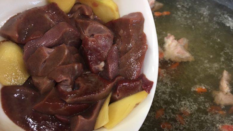 枸杞猪肝皮蛋瘦肉汤(清肝明目,倒入猪肝,接着直接倒入枸杞菜