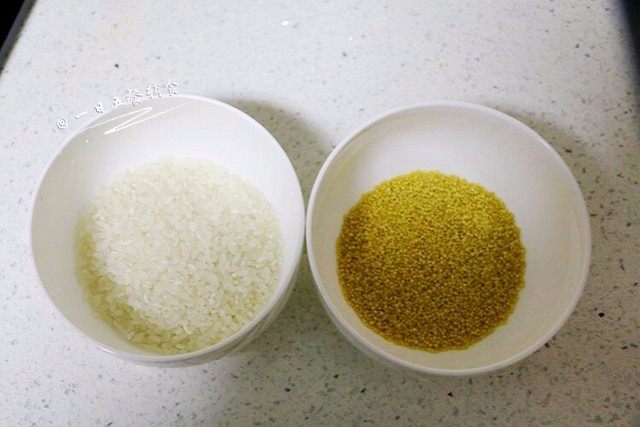 菠萝双米粥,将两种米淘洗干净,倒入电饭锅中,加入合适的水量,煮粥开始。