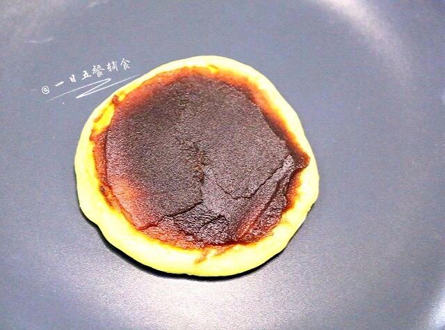 铜锣烧,翻面后小煎一下就可以铲出,移至晾网。找两个差不多大小的皮儿,中间加上<a style='color:red;display:inline-block;' href='/shicai/ 475'>红豆沙</a>,就完成了!