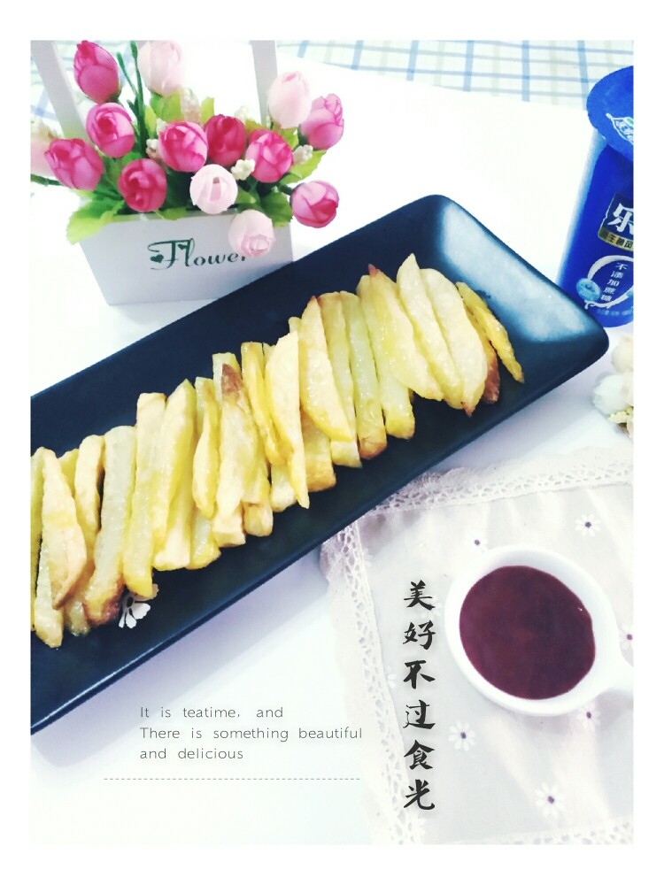 宝宝版健康薯条🍟,考好的薯条🍟晾凉，摆盘，在配上一小碟<a style='color:red;display:inline-block;' href='/shicai/ 699'>番茄酱</a>和一瓶酸奶，美好的下午茶时光就开始啦