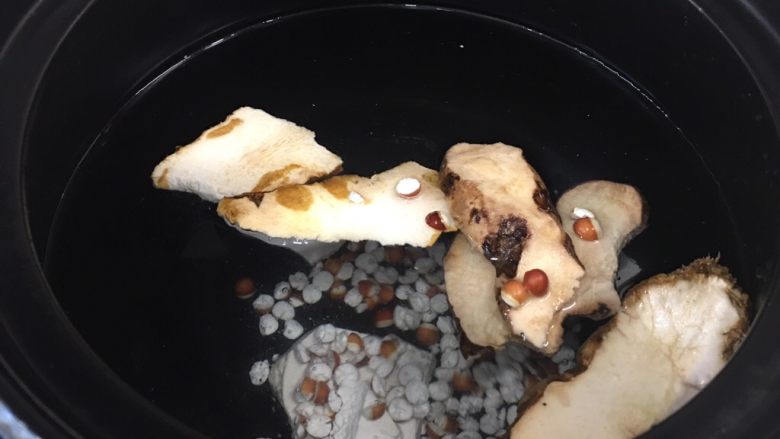 水蛇土茯苓祛湿汤,先放入药材,大火煮开中火炖30分钟