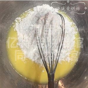 baby小蛋糕,筛入粉量,个人建议一定要筛粉不要偷懒,因为过筛后的低粉混进空气后比较蓬松,第一容易搅拌开,第二不易结粒