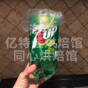 baby小蛋糕,我教大家做一个简易装料瓶，家庭装的可乐，等瓶子都行，我们把上半部分的瓶嘴部分剪掉，就可以作为装料瓶了，里面套一个一次性的裱花袋，袋口外翻出来，这样你装面糊的时候不用别人帮忙也能完成