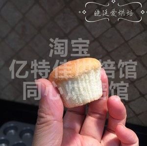 baby小蛋糕,看蛋糕的比例，是不是很小，也不回缩，关键是不干嫩嫩的，很适合小朋友