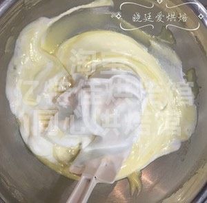baby小蛋糕,分三次把蛋白霜加入蛋黄糊中,翻拌均匀