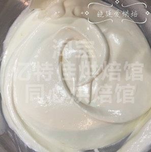baby小蛋糕,搅拌好的面糊一定要有硬度,拉出的纹路不会消失,如果你在操作的过程中不是这个状态,那么你的蛋糕一定会回缩