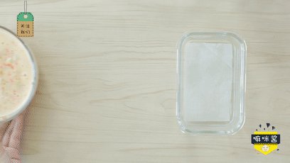 宝宝不爱吃蔬菜?换种做法能让宝宝爱上它,准备一个深口的容器,在容器中垫上硅油纸,将准备好的材料倒入容器中。
