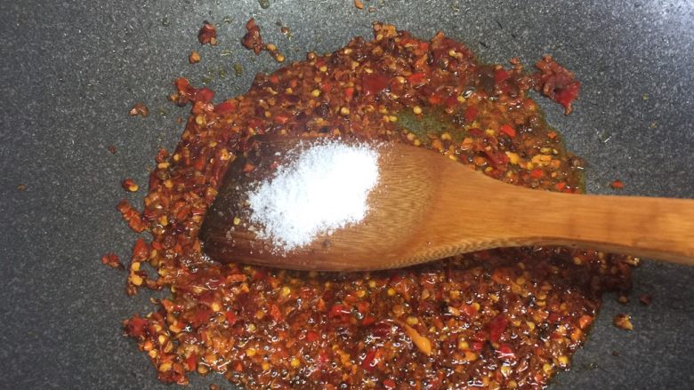 一鱼两吃,加盐,所有调味料一起炒香出红油