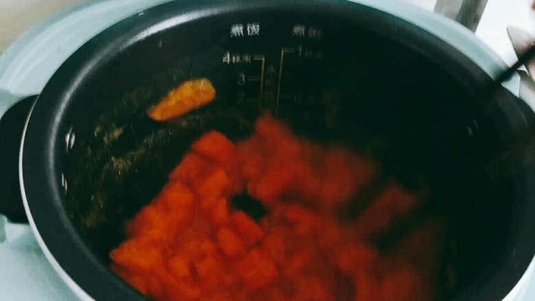 南瓜烫面团,用筷子搅成糊状。