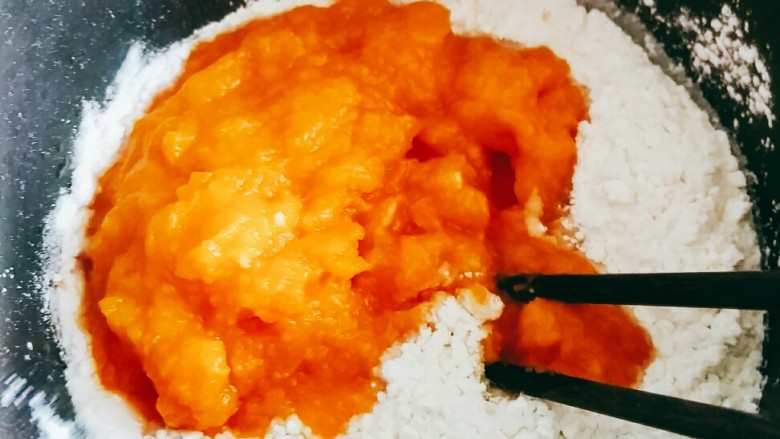 南瓜烫面团,用筷子搅拌!