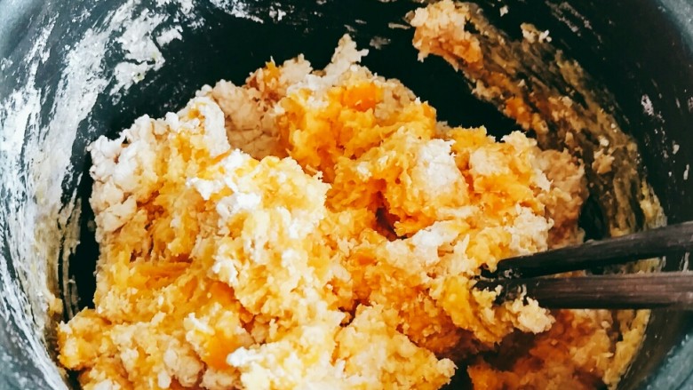 南瓜烫面团,搅成这样,待凉。千万别用手哈!