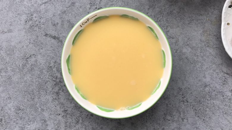 嫩滑花蛤蒸蛋,记住:要想做出嫩滑的水蒸蛋必须用面粉筛过滤2次会更嫩滑哦