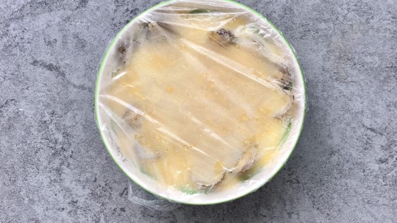 嫩滑花蛤蒸蛋,摆上花蛤(蒸碗用浅碗最佳哦)用保鲜膜盖好,牙签在保鲜膜上扎5-6个孔