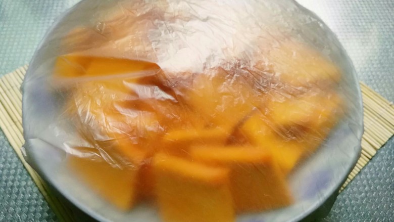 毛毛虫南瓜面包,盖保鲜膜,扎几个小孔,微波高火叮5分钟,也可以上锅蒸10分钟