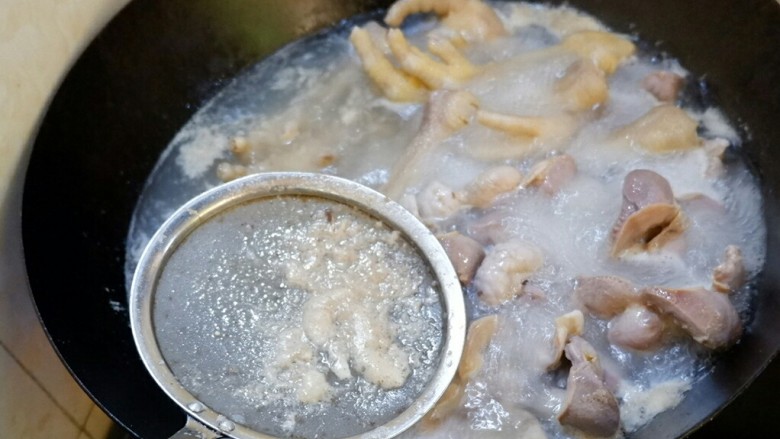 她爸的下酒菜之卤鸡胗卤鸡爪,在水完全沸腾前撇浮沫。水开以后,关火。
