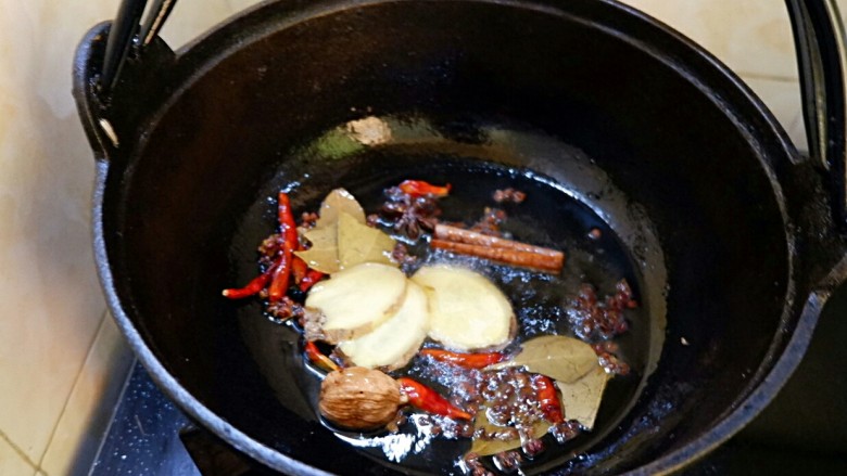 她爸的下酒菜之卤鸡胗卤鸡爪,炒出香味儿以后,放姜片炒香。记得全程小火。香料不要炒过了,焦了卤汁儿就苦了