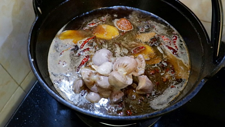 她爸的下酒菜之卤鸡胗卤鸡爪,煮五到十分钟再放鸡胗。鸡爪熟的快,晚点放。