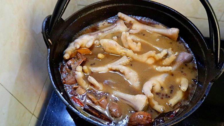 她爸的下酒菜之卤鸡胗卤鸡爪,鸡胗煮十几分钟后放鸡爪煮十五分钟到二十分钟,鸡爪熟了就关火。别着急往外拿,泡卤汁儿里两小时以上,最好过夜。