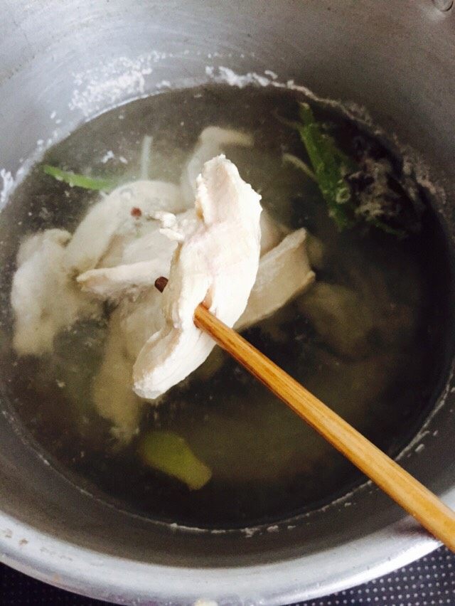 香辣鸡丝,煮开以后用筷子戳一下,可以轻松戳进去就可以关火啦