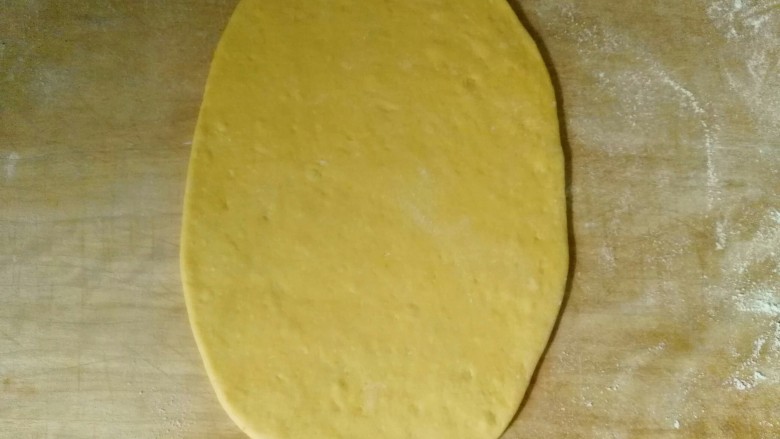 毛毛虫南瓜面包,取其中一份,擀开成椭圆形面饼