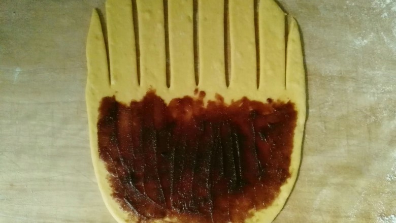 毛毛虫南瓜面包,下半部分均匀抹上红豆沙,也可以包蜜红豆,自己喜欢的就好