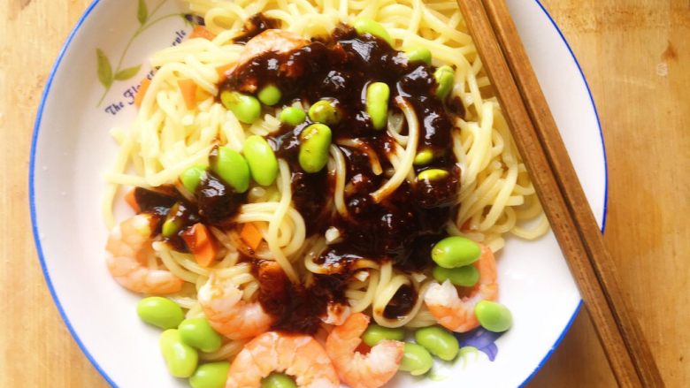 黑椒虾仁意面,撒上黑椒肉酱搅拌