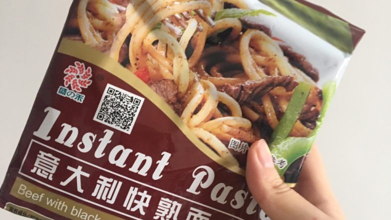 黑椒虾仁意面,一般<a style='color:red;display:inline-block;' href='/shicai/ 5030'>意面</a>要泡还要煮好久，这种就方便多了，像煮泡面一样简单快捷，五分钟<a style='color:red;display:inline-block;' href='/shicai/ 5030'>意面</a>你也可以！