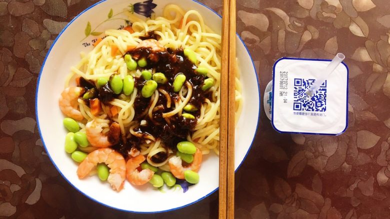 黑椒虾仁意面,再配上一个酸奶也不错哦