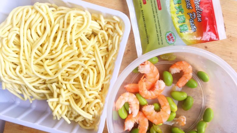 黑椒虾仁意面,一盒面附一包酱料，我自己又准备了<a style='color:red;display:inline-block;' href='/shicai/ 67'>毛豆</a>炒<a style='color:red;display:inline-block;' href='/shicai/ 287'>虾仁</a>更丰富，大家也可以加一些别的，比如番茄比如加个煎蛋都挺好