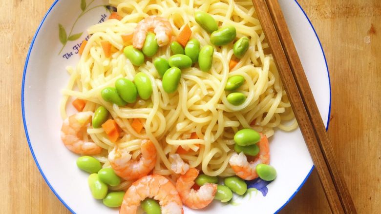 黑椒虾仁意面,意面下锅四到五分钟，加<a style='color:red;display:inline-block;' href='/shicai/ 25'>胡萝卜</a>翻滚出锅盖上毛豆虾仁