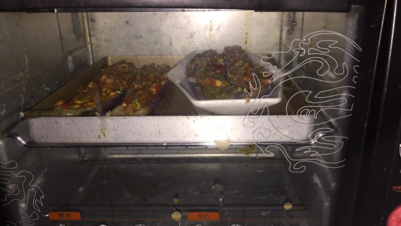 意式肉酱烤茄子,再将茄子放入提前预热好的烤箱中层,190度,上下火烘烤约20-25分钟烤熟即可(时间与温度只供参考)