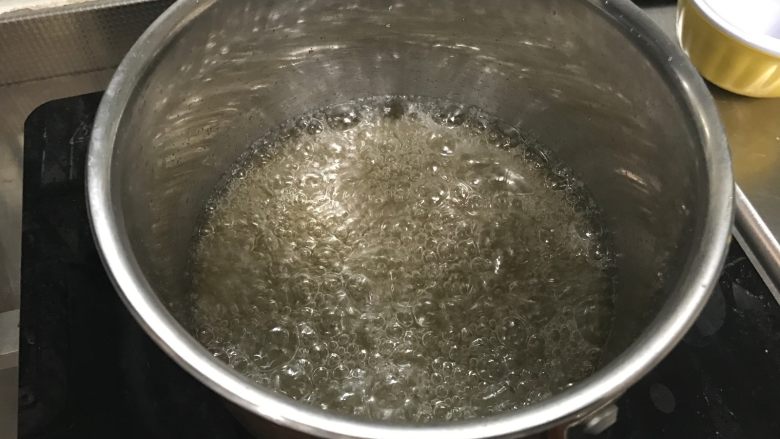 海盐焦糖酱,开中火加热砂糖和水,糖水煮开后转小火(此时开始加热<a style='color:red;display:inline-block;' href='/shicai/ 4957'>鲜奶油</a>)