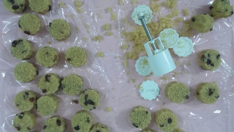 蔓越莓绿豆糕,用模具压制成形.我用的是50g的月饼模具