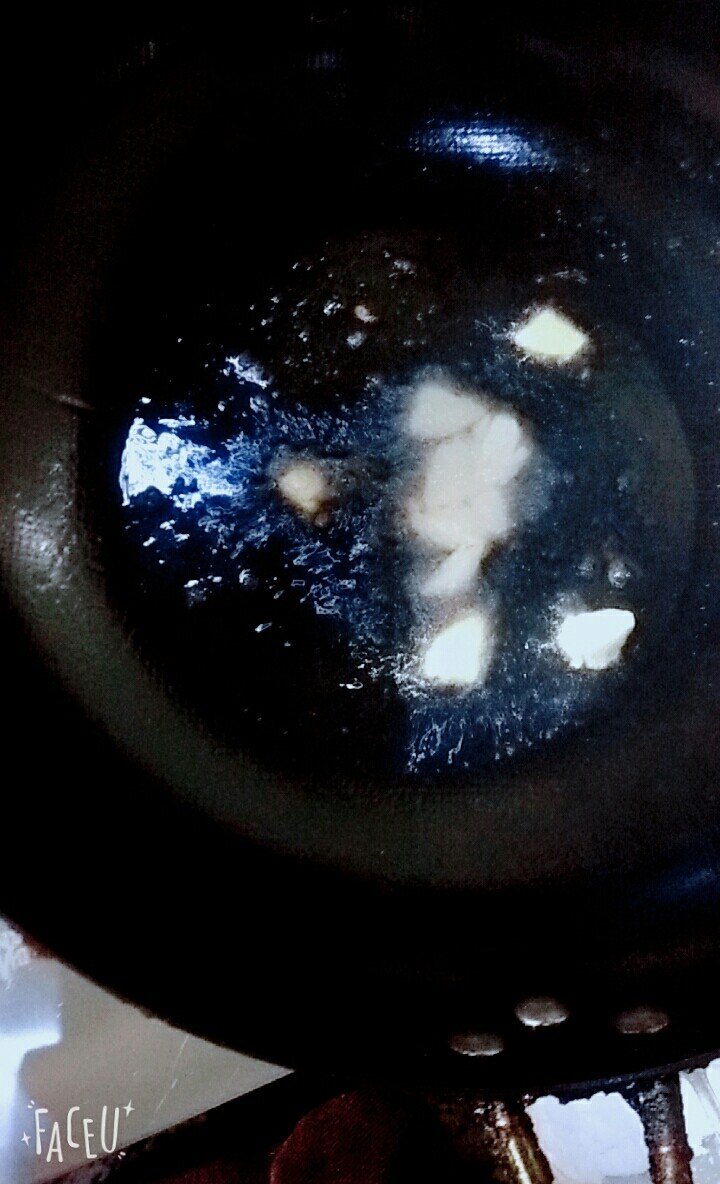 黄金豆腐,锅里少量油烧热，放蒜<a style='color:red;display:inline-block;' href='/shicai/ 37'>姜</a><a style='color:red;display:inline-block;' href='/shicai/ 700'>花椒</a>，炸出香味，捞出。