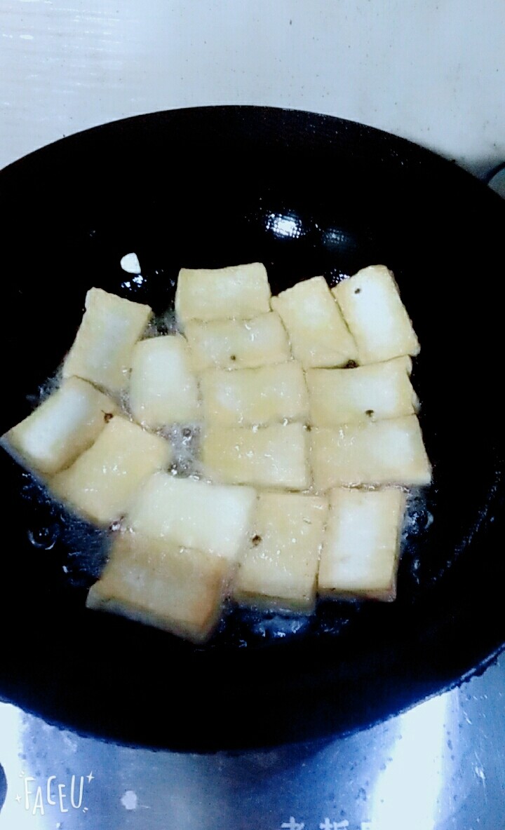 黄金豆腐,炸至自己喜欢的程度。