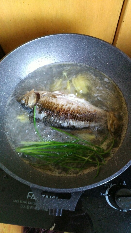鲫鱼豆腐汤,倒入一大碗水,葱姜放进去,大火煮七八分钟
