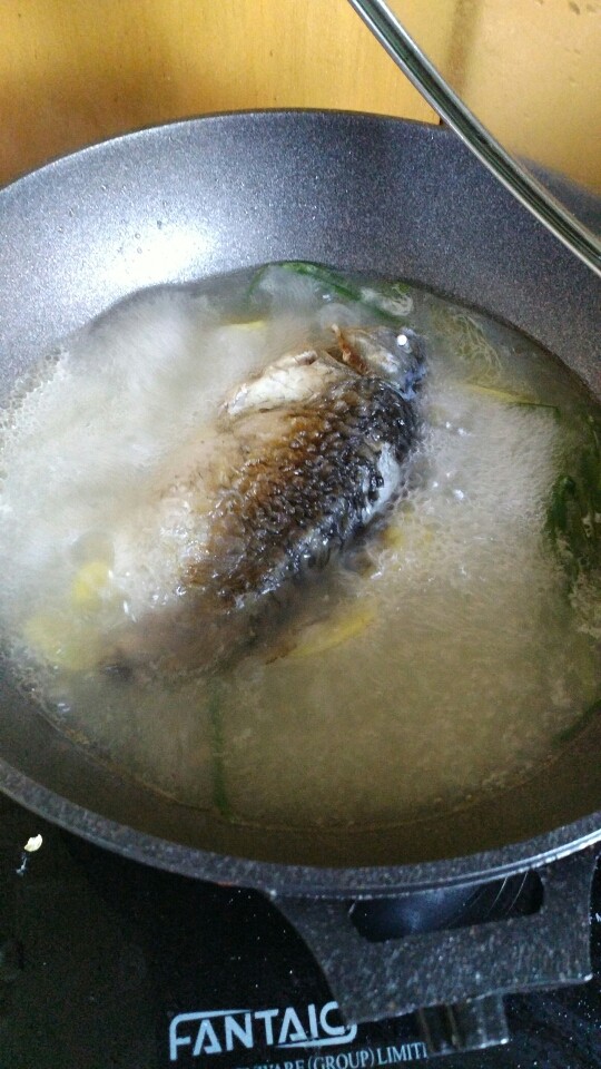 鲫鱼豆腐汤,鱼汤慢慢变白