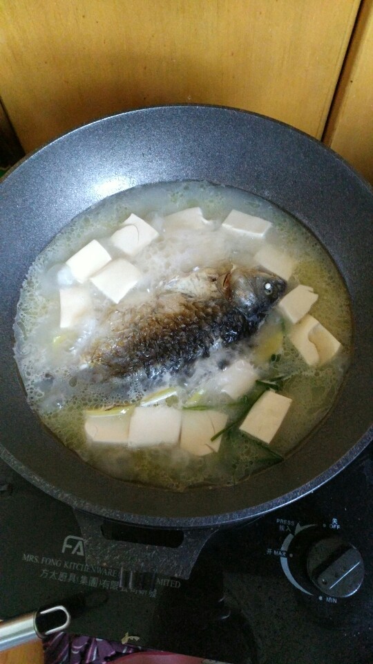 鲫鱼豆腐汤,加盐,料酒,继续小火慢煮20分钟左右