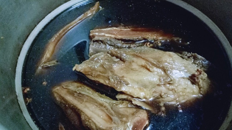 #食二星座#酱牛腱,加入清水,没过牛腱子即可,盖上盖子。
